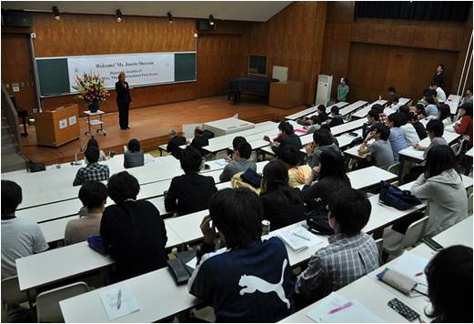 新潟大学での講演の様子